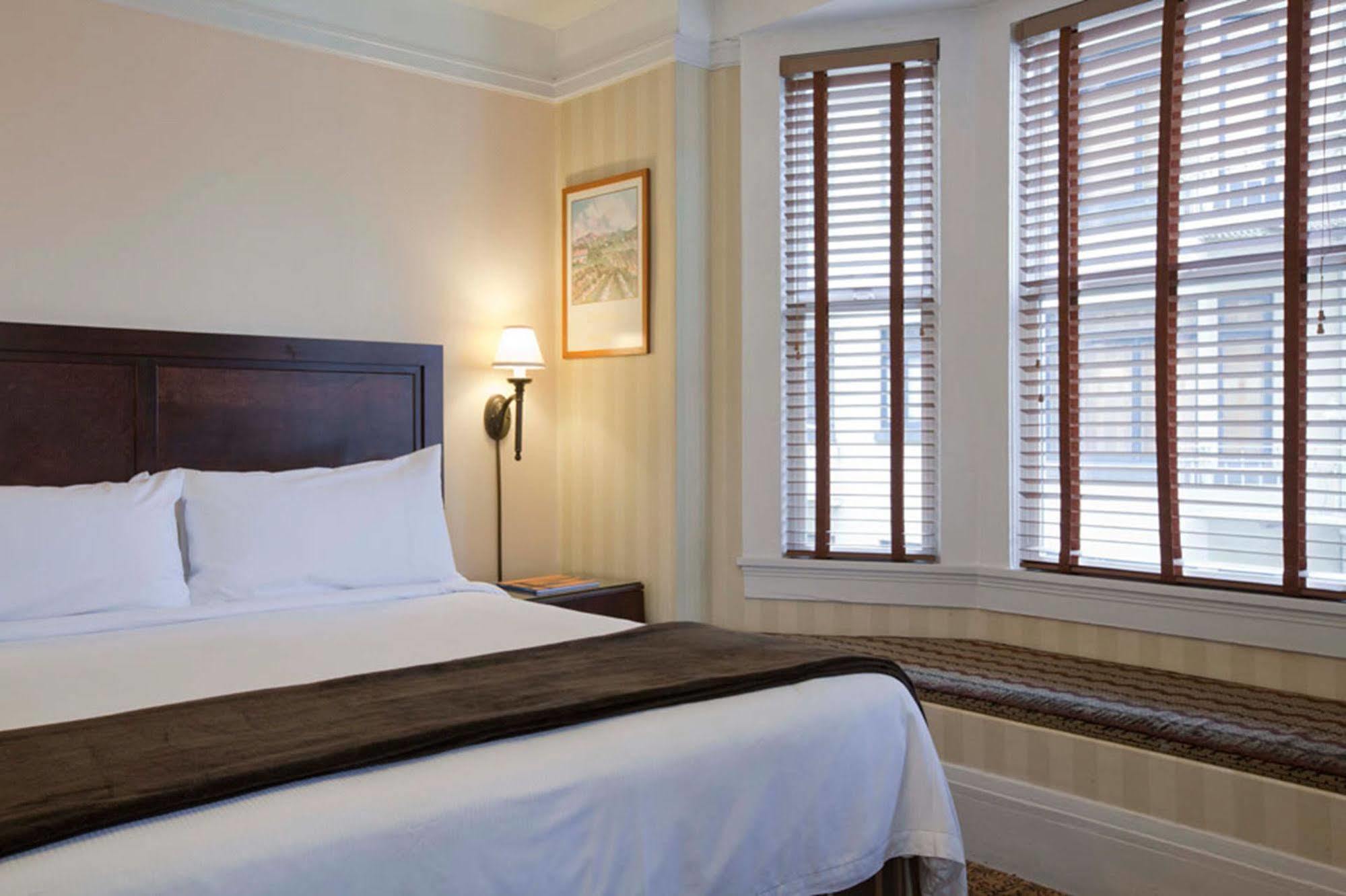 Hotel Executive Vintage Court